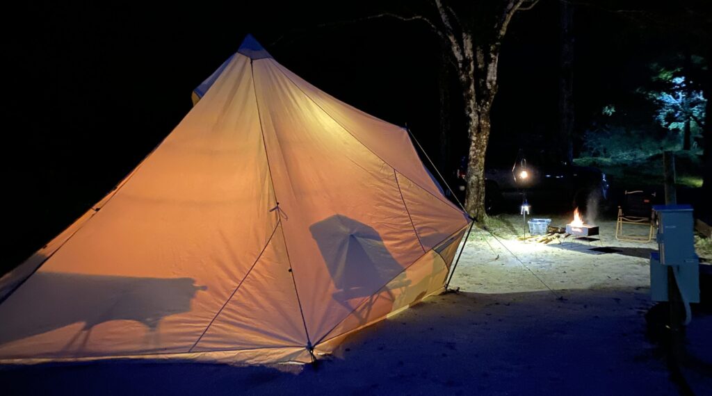 テントと焚火　