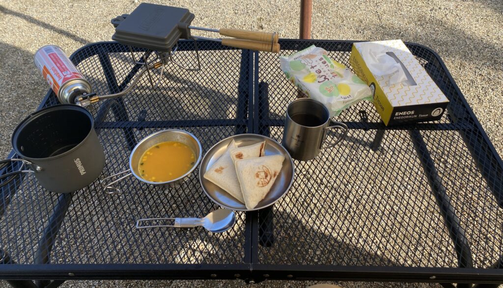 キャンプ　テーブルの上