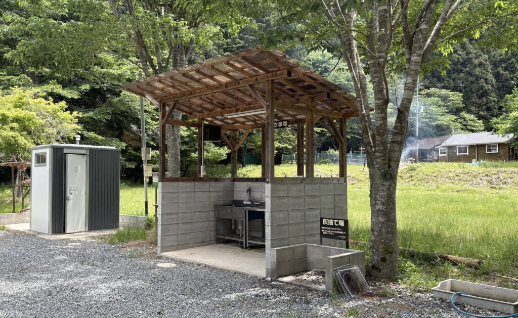 TAKUMIキャンプフィールドのトイレと炊事場