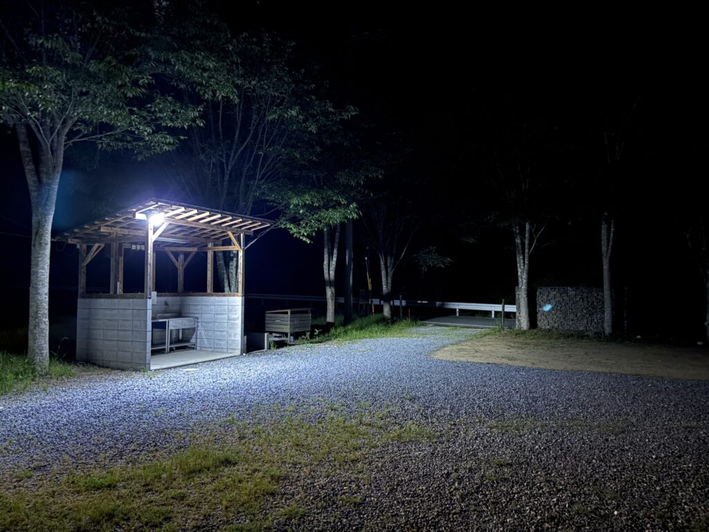TAKUMIキャンプフィールドの夜の炊事場