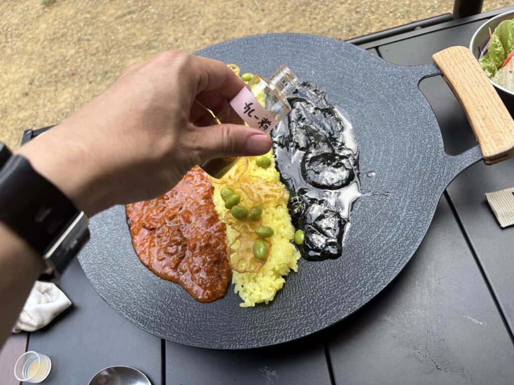 イカ墨パスタソースにカレー粉