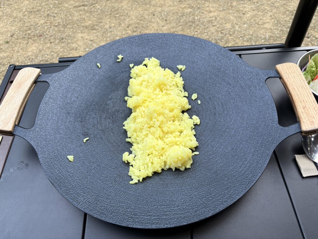 ターメリックご飯の堤防盛りつけ